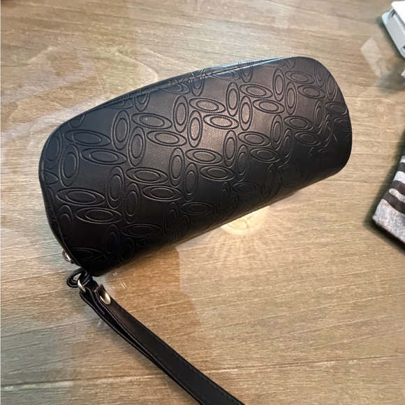 Oakley Black Embossed Case with Patterned Pouch - Picture 2 of 8